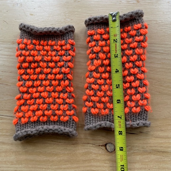 Cute wrist warmers with thumb loops - Picture 4 of 6